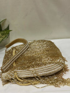 Sac à main doré à franges cascade avec des brins à pointes de cristal, accessoire de déclaration pour les occasions festives - Product Image 4