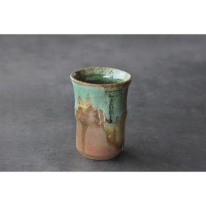 Taza de cerámica hecha a mano de alta calidad, estilo Wabi-Sabi, con esmalte verde mate, reutilizable para uso doméstico. - Product Image 4