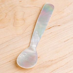 Cuillère à caviar en nacre naturelle, vaisselle haut de gamme en coquillage pour la restauration et les événements de luxe - Product Image 1
