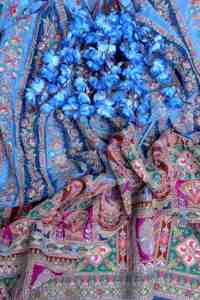 Tissu en crêpe bleu roi en gros, textile imprimé motif éléphant et paon majestueux, matière de luxe pour robe avec bordure cachemire - Product Image 4