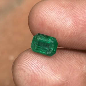 Émeraude naturelle de qualité supérieure du Zambie, 2,10 carats, vert intense, pierre facettée non montée pour la fabrication de bijoux - Product Image 1
