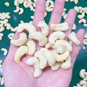 Noix de cajou prêtes à être expédiées SANTIGO Nuts Kernels Cashew Nuts Kaju Badam OEM, ODM Packaging - Product Image 1