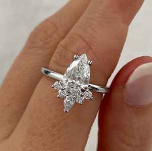 Anillo de Compromiso Delicado con Moissanita Corte Pera, Oro Amarillo de 14K, Anillo de Promesa con Racimo, Regalo de Joyería Fina para Mujer, Aniversario de Bodas - Product Image 2