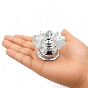 Lampe à huile traditionnelle en laiton gravée motif lotus, porte-encens décoratif pour Pooja, idéal pour la maison et le temple pendant Diwali - Product Image 2