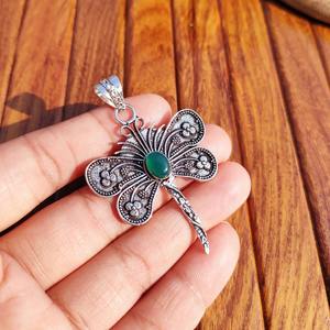 Colgante de mariposa natural de latón con piedra preciosa para sanación de chakras, mindfulness y como regalo. Disponible al mejor precio desde India. - Product Image 4