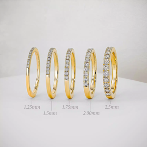 Anillo de Eternidad Clásico de Oro Amarillo con Diamantes, Corte Brillante Redondo de 1.25mm a 2.5mm, Anillo de Boda Unisex - Product Image 1