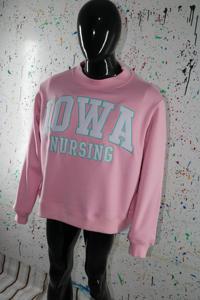 Sudadera IOWA Nursing Baby Pink con cuello alto, 100% algodón, aplique blanco bordado, cuello ancho, hilos finos. - Product Image 4