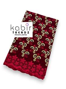 Tissu en dentelle suisse de coton de luxe, directement de l'usine, pour robes de mariée et robes de soirée de créateurs, disponible à la vente. - Product Image 6