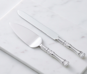 Juego de cuchillo y espátula para pastel de diseño elegante en plata con mangos brillantes para bodas y ceremonias. - Product Image 1