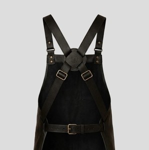 Tablier en cuir avec bretelles croisées au dos et doubles poches pour uniforme de personnel de service de restaurant et de bar - Product Image 3