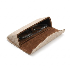 Étui à lunettes magnétique en lin texturé SableSuede de la marque Apex - Product Image 2