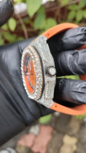 Reloj automático para hombre con correa de caucho color naranja y diamantes de moissanita. - Product Image 3
