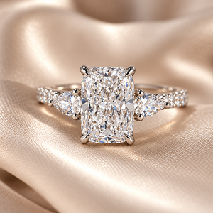Anillo de Compromiso con Diamante Corte Radiante, Clásico, con Moissanita, Chapado en Oro Blanco de 14K, Anillo de Propuesta de Matrimonio - Product Image 5