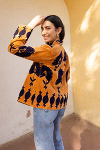 เสื้อแจ็คเก็ตผู้หญิงผ้ากำมะหยี่สีน้ำเงินปักลายซูซานี ผสมผสานความหรูหราเข้ากับศิลปะอินเดียร่วมสมัย - Product Image 3