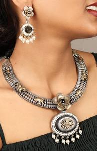 Ensemble collier et boucles d'oreilles motif éléphant en argent oxydé fait main, bijoux ethniques tribaux - Product Image 2