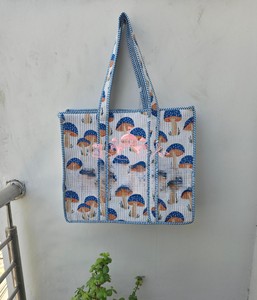 Sac fourre-tout matelassé en coton imprimé artisanal avec motif champignon fantaisie, fermeture éclair pour femme, haute qualité - Product Image 1