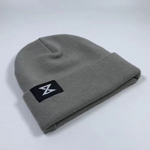 Bonnets d'hiver tricotés de haute qualité, bonnets unis promotionnels avec logo personnalisé, bonnets entièrement personnalisables pour hommes - Product Image 3