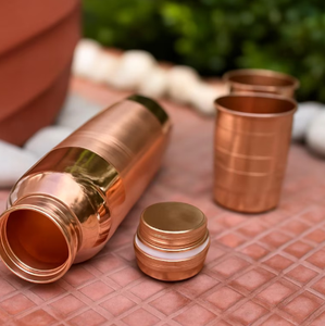 Bouteille d'eau en cuivre pur en gros, finition brillante, design bicolore, bienfaits ayurvédiques pour la santé, gourde anti-fuite avec bouchon à vis - Product Image 1