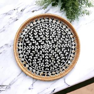 Plateau de service en rotin noir de luxe avec incrustations de nacre, idéal pour une présentation élégante de la table et pour l'accueil des invités. - Product Image 2