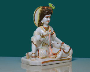 Nirmala Handicrafts - Estatua de Resina Hecha a Mano con Polvo de Mármol del Calf de Lord Krishna |   Ídolo Sagrado de Vaca con Krishna Sentado tocando la Flauta - Product Image 4