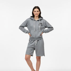 Conjunto de dos piezas de lujo para hombre: Sudadera con capucha gris de verano con cremallera y tachuelas, y pantalones cortos de forro polar grueso con detalles de pedrería, de secado rápido. - Product Image 5