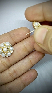 Boucles d'oreilles clous en alliage plaqué or avec perles imitation fleur, bijoux de mariée classiques pour femme - Product Image 1