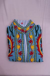 Chaqueta de tela TNT Suzani bordada a mano con motivos florales en azul cielo – Abrigo artesanal de diseño. - Product Image 6