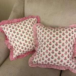 Housse de coussin carrée rose luxueuse à volants floraux, broderie vintage, décoration d'intérieur, coussin décoratif 100% coton fait main - Product Image 3