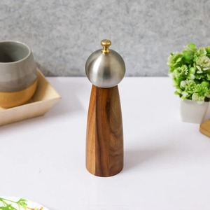 Juego de Molinillos de Sal y Pimienta de Madera de Acacia Marca HANDSHAKE, Manuales, Elegantes, de 8 Pulgadas, con Capacidad de 60 ml - Product Image 5