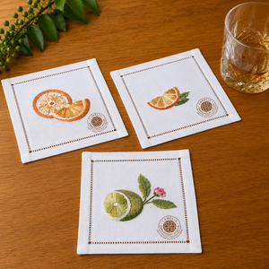 Serviette de cocktail en lin brodée d'icônes de fruits ludiques, facile à assortir pour les brunchs et les soirées dégustation de vins. - Product Image 1