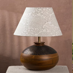 Lampe exquise à base de bois et de métal sculptés à la main, présentant des détails artisanaux complexes. Disponible à prix de gros. - Product Image 3