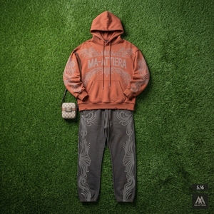Conjunto de Sudadera con Capucha Marrón Oxidado Personalizado y Pantalones Jogger Negros de Pierna Ancha con Detalles de Pedrería, de Algodón Afelpado, Estilo Urbano, Venta al por Mayor OEM - Product Image 5
