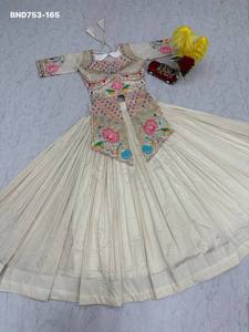 Conjunto de lehenga y top de diseño elegante para fiesta, modelo Simar Cosmos con bordado de lentejuelas y cordón, proveedor indio. - Product Image 3