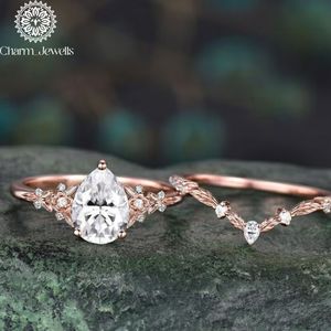 Anillo de Compromiso de Plata 925 con Moissanita para Mujer Charm_Jewels, Corte Cojín, Diseño Floral Vintage, Engaste de Garras, Certificado IGI, Clásico - Product Image 2