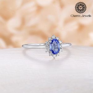 Bague de fiançailles classique en argent pour femme Charm Jewels, sertie de moissanite taille coussin, motif floral, certifiée IGI, 3 grammes - Product Image 2