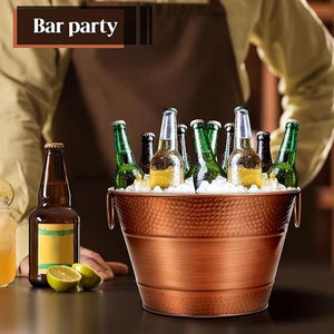 Elegante Cubeta Negra Texturizada para Bebidas con Asas Dobles y Detalles de Rejilla de Diamantes, Llena de Hielo para Fiestas Junto a la Piscina - Product Image 3
