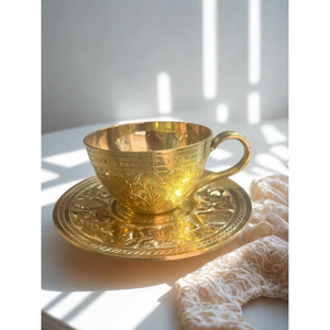 Taza y platillo de té y café con diseño en relieve en color oro latón, calidad exclusiva, taza y platillo para servir té a bajo precio. - Product Image 2