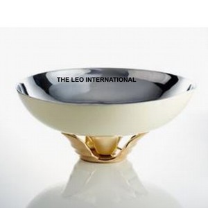 Elegante tazón plateado con soporte metálico para decoración del hogar, ideal para servir dátiles, frutas secas y alimentos, con técnica de pulido. - Product Image 1