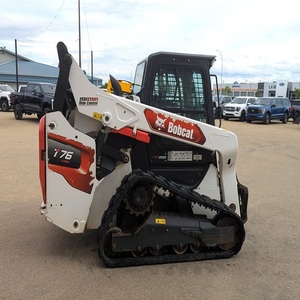 Potente Cargadora Compacta Bobcat T76 con Trayectoria de Elevación Vertical, Motor de 74 HP, Flujo Hidráulico Fuerte y Sistema de Orugas Robusto - Product Image 2
