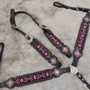 Ensemble de harnais et de collier de poitrine pour cheval en cuir, avec accents perlés de style western, détails concho et sangles réglables, équipement d'équitation - Product Image 6