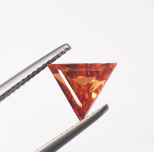 Pierre précieuse en saphir orange Fanta de laboratoire, taille trillion, 14 mm, corindon véritable, pierre pyramidale créée en laboratoire - Product Image 1