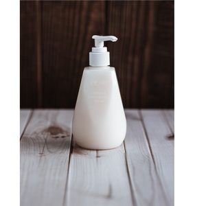 Crema/Loción para el cabello y cuero cabelludo con suave fragancia herbal para adultos unisex, acondicionador para el cabello, 300 ml, de Singapur. - Product Image 2