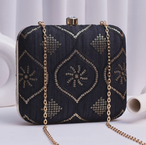 Impresionante bolso de mano cuadrado negro con intrincados diseños de lentejuelas doradas. Disponible a precios de mayorista para compradores al por mayor. - Product Image 1
