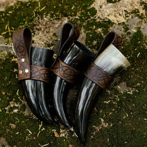 Corne à boire éco-responsable Viking sculptée style animal avec étui en cuir et fourrure poli - Product Image 4