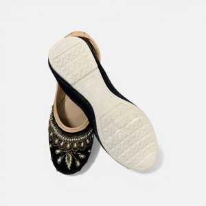 Jutti indienne traditionnelle en velours ornée de perles, avec amorti et tendance mode pour les festivals - Product Image 2
