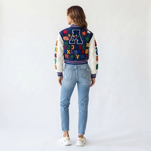 Chaqueta Bomber Corta de Mujer, Estilo Deportivo Retro, con Logotipo Personalizado, para Otoño e Invierno, con Mangas de Cuero Genuino y Estampado de Camuflaje - Product Image 2