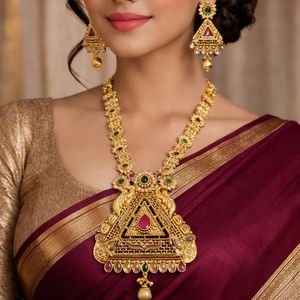 Parure de bijoux de temple sud-indien en laiton plaqué or antique, collier long et boucles d'oreilles avec pendentif triangulaire, pour mariée, mariage et fiançailles - Product Image 1