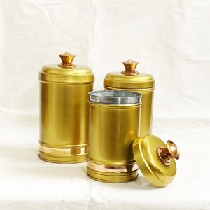 Recipientes modernos para especias de metal negro con detalles dorados, forma cilíndrica, tapas herméticas para conservar la frescura en la cocina. - Product Image 6