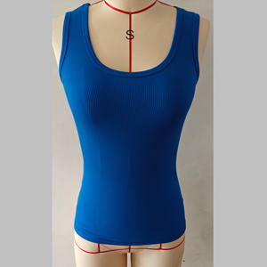 เสื้อกล้ามผู้หญิงผ้าฝ้าย 100% ระบายอากาศได้ดี สีขาวล้วน แบบริบ คอวี ทรงลำลอง ถักแบบไม่มีแขน - Product Image 6