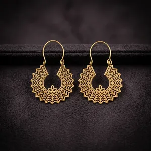 Boucles d'oreilles statement en laiton, finition or antique, plaqué argent et plaqué or, bijoux en gros - Product Image 1